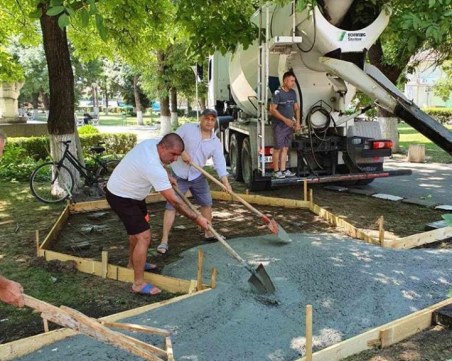 Строят беседка в центъра на село Царацово