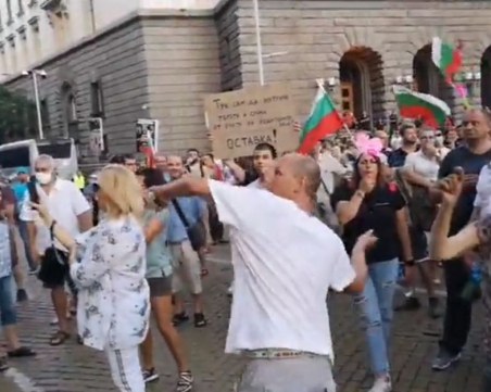 Ден 22: Протестиращи мятат яйца по Министерския съвет и Народното събрание