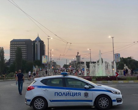 Антипротестър в Пловдив налетя на полицаи и протестиращи, униформен пострада куриозно