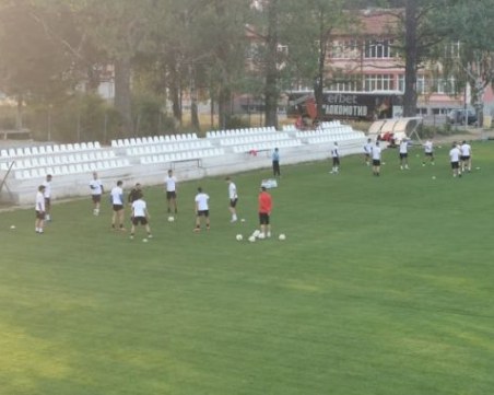 Играчите на Локо нагазиха в студени води