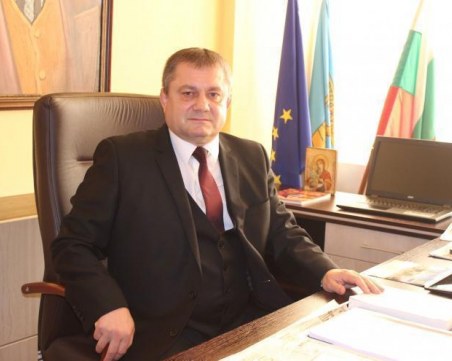 Кметска съпруга се сдоби с общински имот на метри от хотела на градоначалника