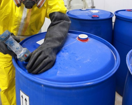 Намериха 160 тона опасни пестициди в Пловдивско