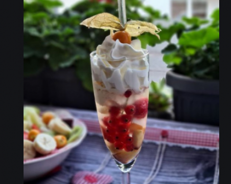 Пивка напитка за жегите - Бяла сангрия със сладолед и плодове