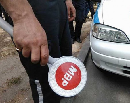 Тийнейджър с мотор опита да избяга от полицаи край Пловдив, спипаха го