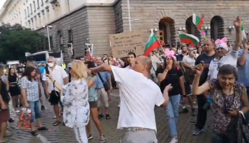 Ден 22: Протестиращи мятат яйца по Министерския съвет и Народното събрание