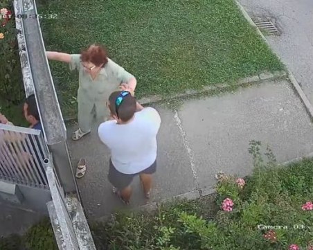 Баща отвлече дъщеричката си! Изтръгна я насила от прегръдките на майката