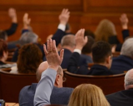 Депутатите излизат във ваканция