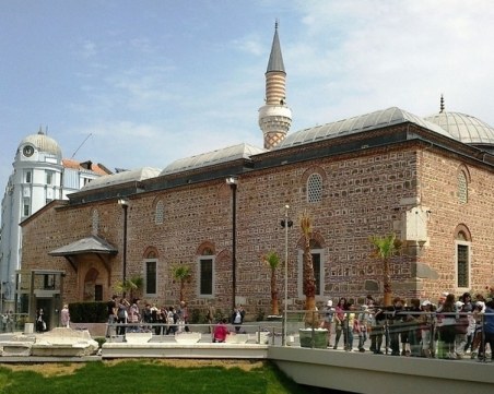 Мюсюлманите празнуват най-големия си празник днес