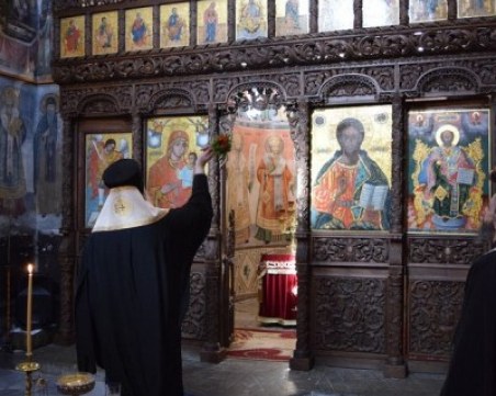 Осветиха реставрирания иконостас на църквата в Бачковския манастир