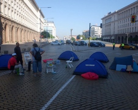 Центърът на София остава блокиран, протестиращите отказват да пропускат автомобили