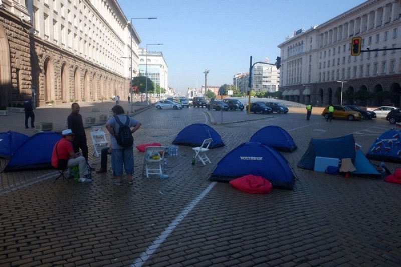 Центърът на София остава блокиран, протестиращите отказват да пропускат автомобили