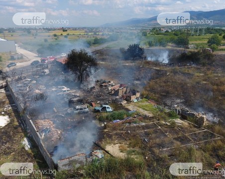 15 автомобила са изгорели при пожара в автоморгата