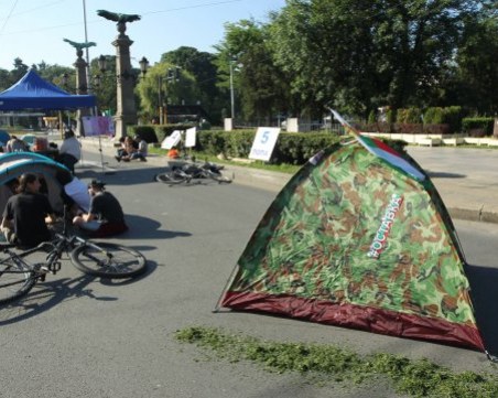 Арестуваха 33-годишен, подпалил палатка на Орлов мост