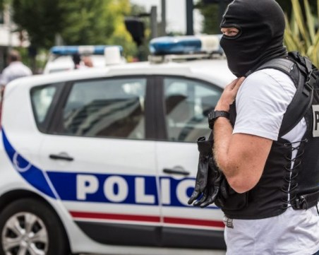 Кола се вряза в бар във Франция, има ранени