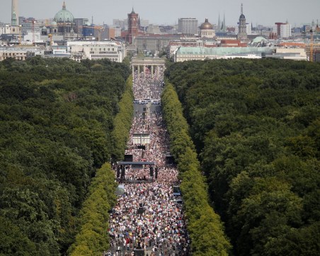 Мощен протест без маски и дистанция в Берлин