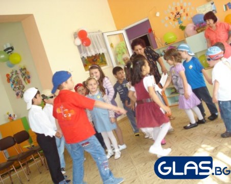 Невероятната история на учителка от Хисаря! Как 44 г. се работи на едно място?