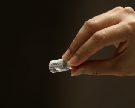 Ваксината срещу COVID-19 ще действа максимум година