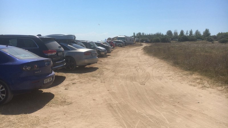 Министерството на туризма сезира МВР за десетки паркирани коли върху дюни
