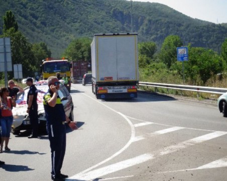 50 души затвориха частично Е-79 край Благоевград, полицията не позволи блокада