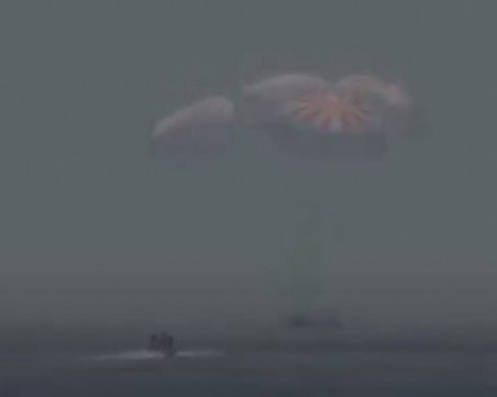 Космическият кораб на Space X кацна в океана!