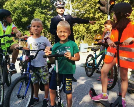 Пловдивски деца учат правилата за движение с игра