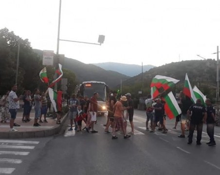 Протестиращи блокираха движението от и за Гърция