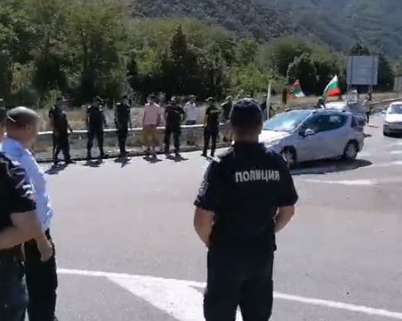 Протестиращи се готвят да затворят път Е-79 към Гърция