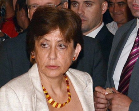 Ренета Инджова е със счупена китка, мъж я бутнал пред дома й