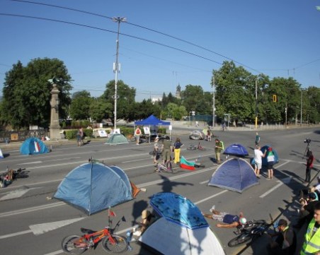 Три столични булеварда и основен междуобластен  път и днес осъмнаха под блокада