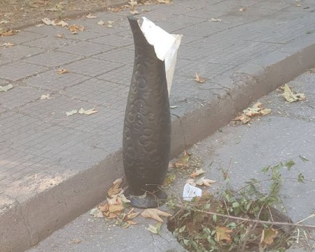 Ваза вместо капак! Опасна шахта дебне за разсеяни шофьори в Кършияка