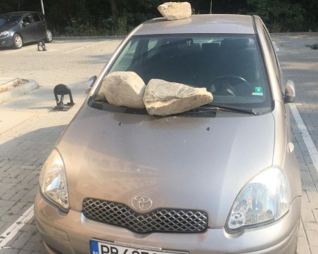 Война за паркомясто: Камъни се стовариха върху кола в Кючука