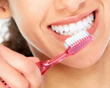 Зъболекар разсея няколко популярни заблуди: Честото миене на зъбите не предотвратява кариес