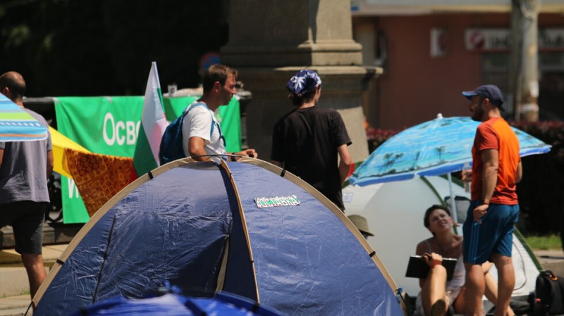Блокадата на трите ключови кръстовища в София е от 50 души с  48 палатки и 20 шатри