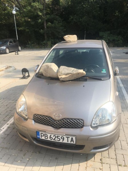 Война за паркомясто: Камъни се стовариха върху кола в Кючука