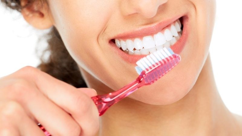 Зъболекар разсея няколко популярни заблуди: Честото миене на зъбите не предотвратява кариес