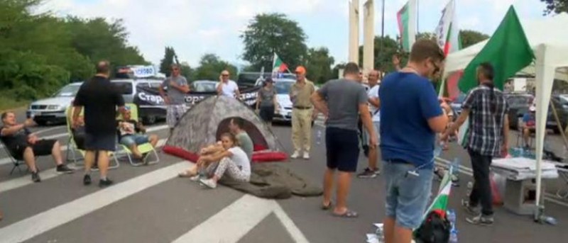 Живко Тодоров се срещна с протестиращи, спорят кои държат старозагорци като заложници