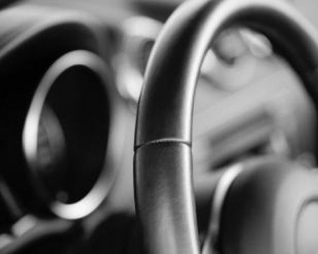 10-годишно дете подкара семейната кола и блъсна възрастна жена