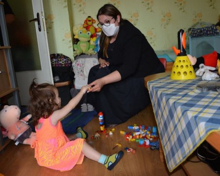 3-годишната Вики, станала жертва на насилие от майка си, ще бъде отглеждана от баща й