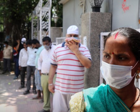 Черен рекорд в Индия! Страната регистрира най-много случаи на новозаразени и починали
