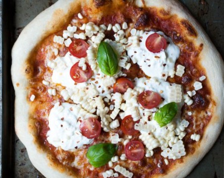 Перфектната лятна пица с моцарела, босилек и царевица