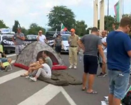 Пети ден на блокада: 20 души осъмнаха в палатков лагер край Стара Загора