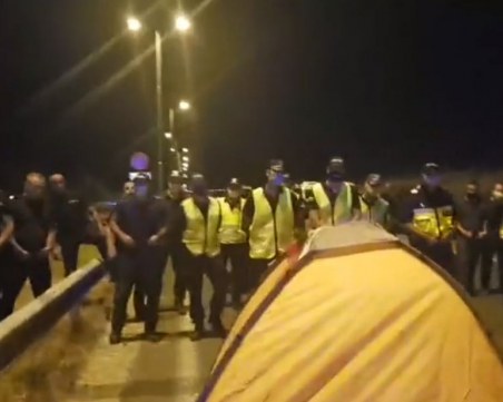 Полиция обгради протестиращите, блокирали АМ „Марица”