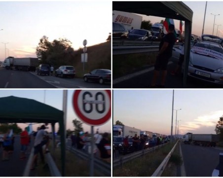 Протестиращи блокираха АМ 