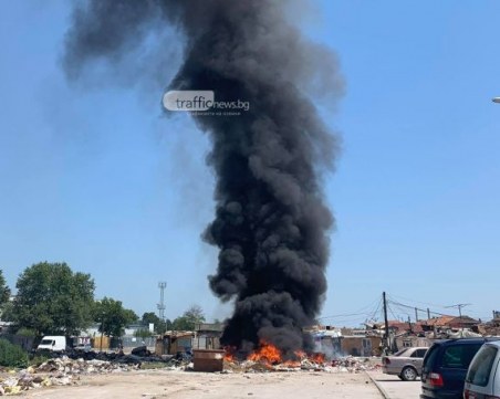Само за няколко часа: Отново запалиха сметището в Шекера