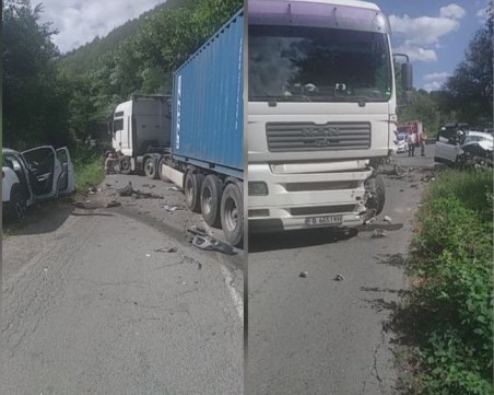 Трима души са затиснати в кола след удар в камион на Айтоския проход