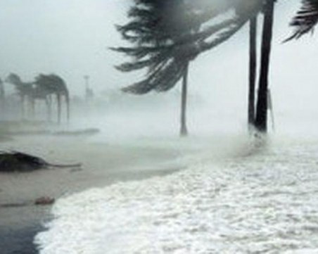 Ураган връхлетя Северна Каролина, ветровете достигнаха 140 км/ч