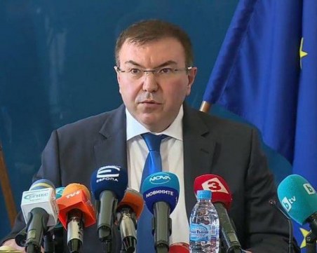 Здравният министър: Няма нужда от нови мерки, случаите у нас намаляват