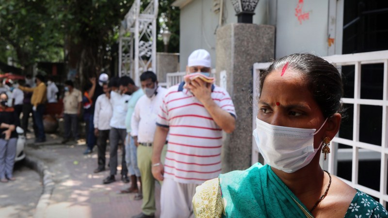 Черен рекорд в Индия! Страната регистрира най-много случаи на новозаразени и починали