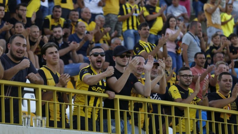 Феновете се връщат по стадионите! Ботев – Локо - с публика