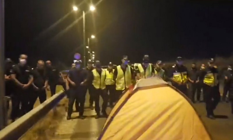 Полиция обгради протестиращите, блокирали АМ 